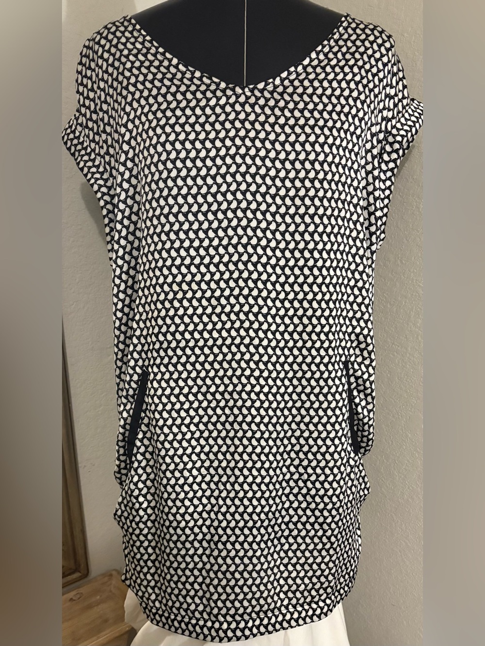 Willa Women’s Black/white Tunic Size L